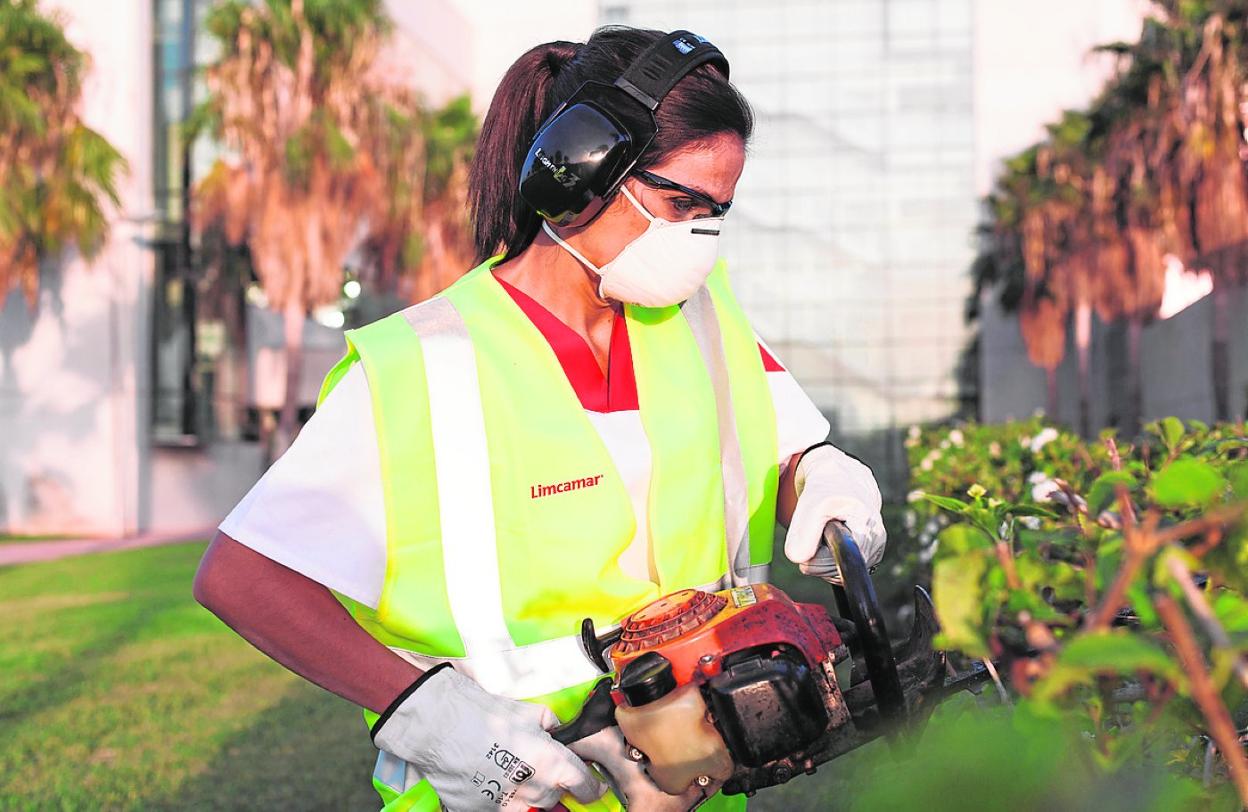 Una trabajadora de Limcamar realiza trabajos en exteriores. 