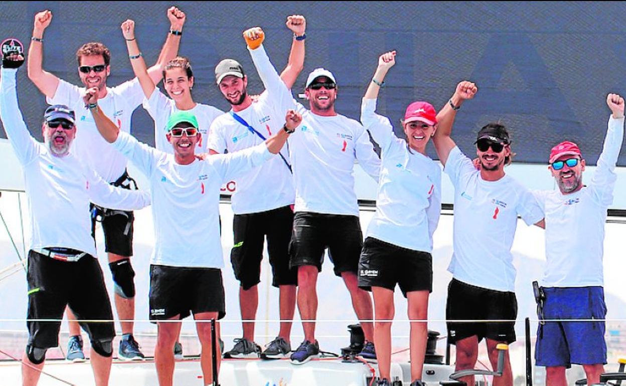 'La tripulación de 'El Carmen' celebra su triunfo en el 25 Trofeo Tabarca Diputación de Alicante, ayer. 