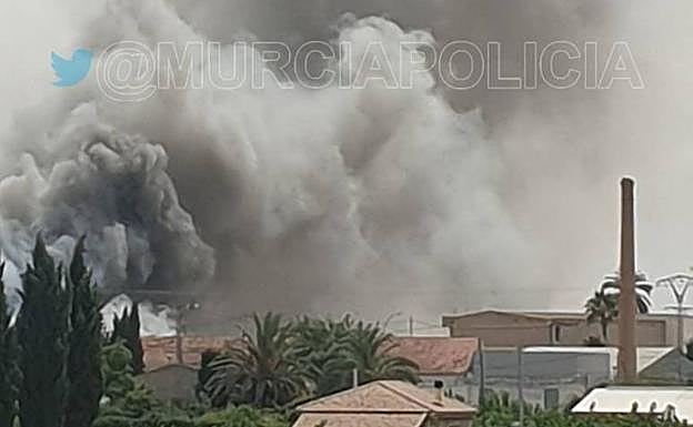 Gran columna de humo provocada por el fuego.