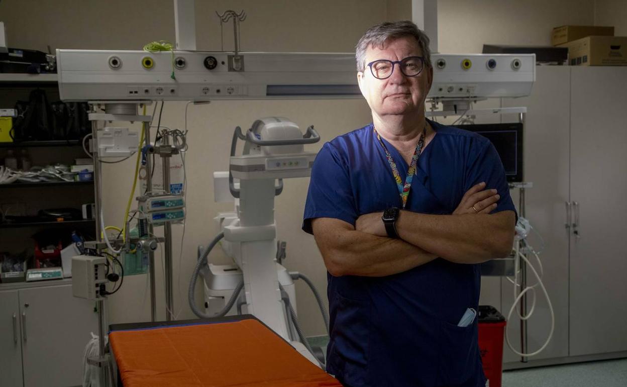 José Manuel Allegue, en la UCI del Hospital Santa Lucía de Cartagena, donde ejerce como jefe del servicio.