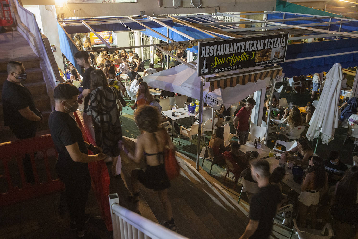 Fotos: El control policial no frena el botelleo ni las aglomeraciones en Cabo de Palos