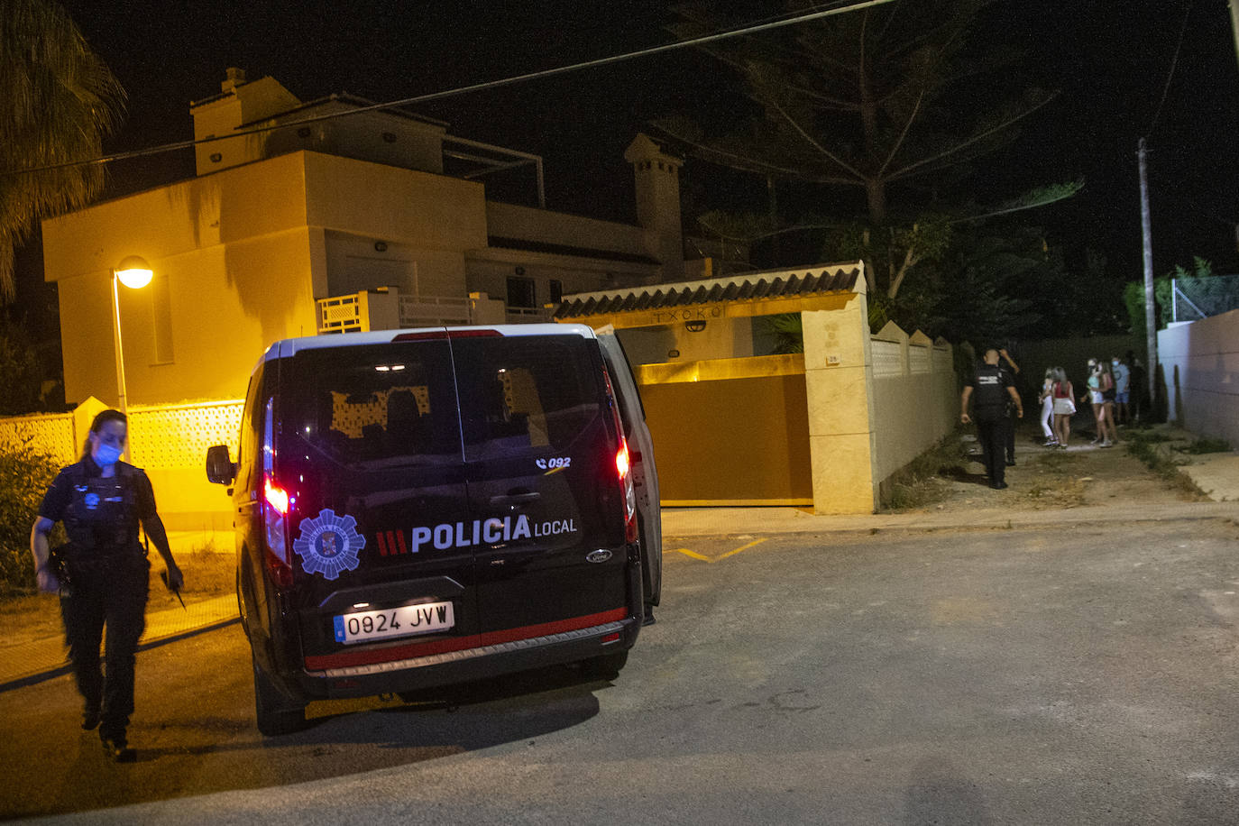 Fotos: El control policial no frena el botelleo ni las aglomeraciones en Cabo de Palos