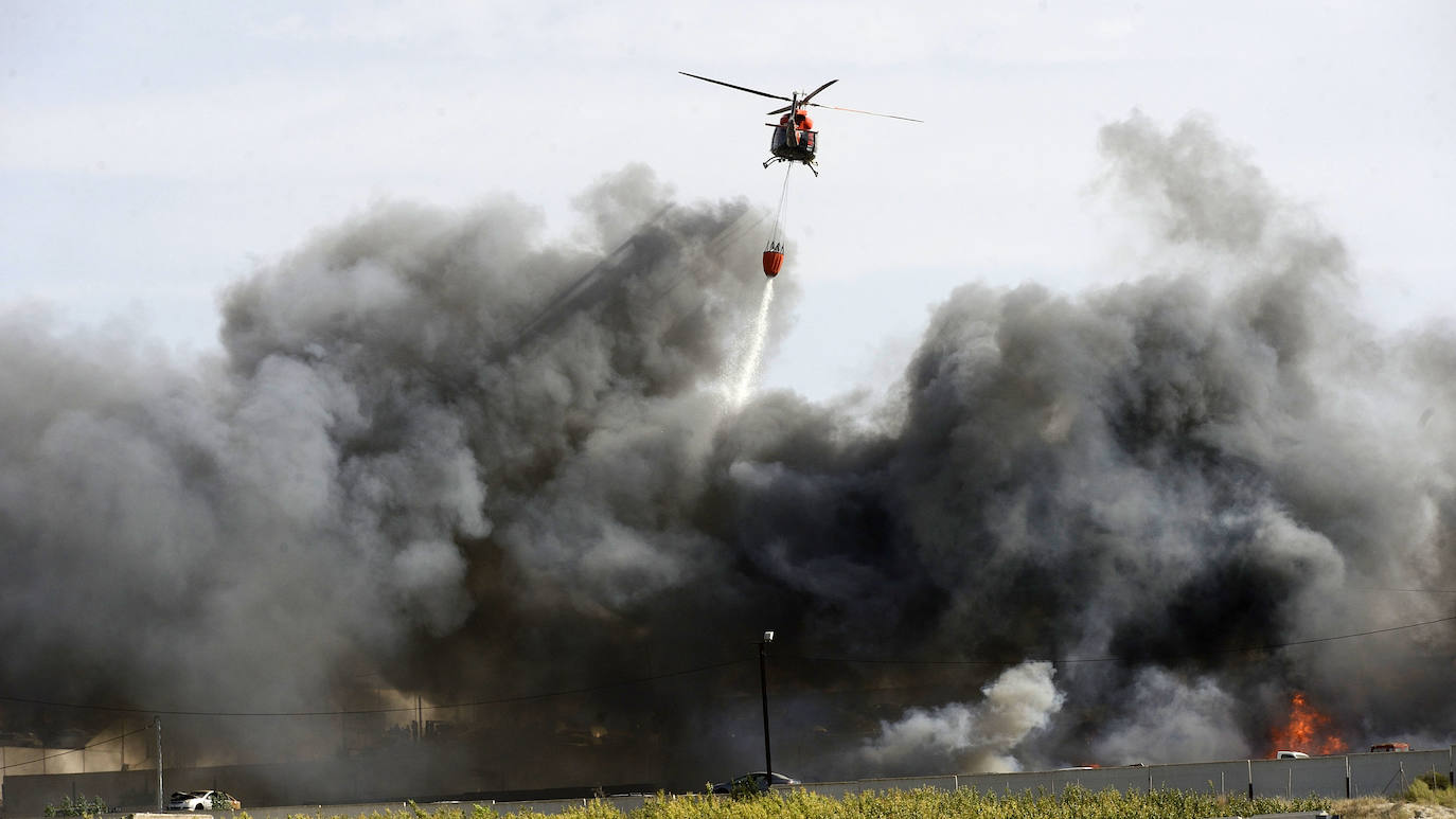 Fotos: Más de 50 coches, afectados por el incendio en un desguace de Molina de Segura
