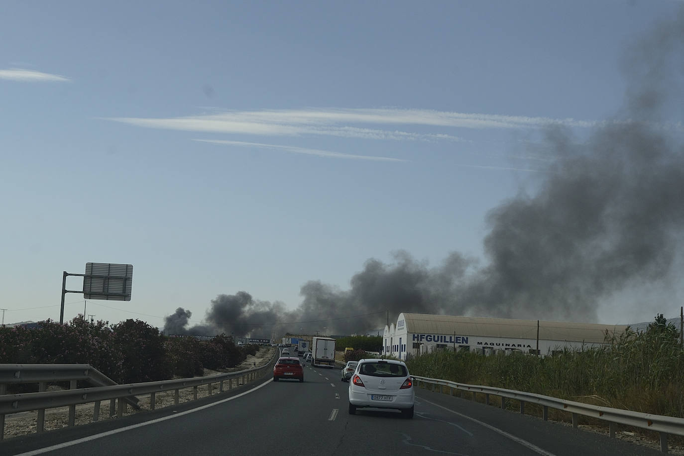Fotos: Más de 50 coches, afectados por el incendio en un desguace de Molina de Segura