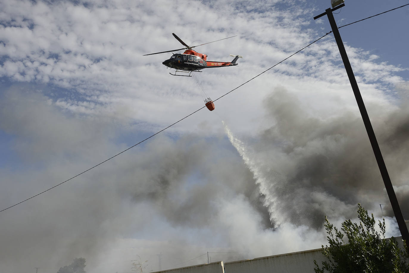 Fotos: Más de 50 coches, afectados por el incendio en un desguace de Molina de Segura