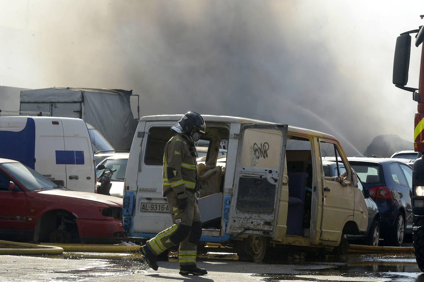 Fotos: Más de 50 coches, afectados por el incendio en un desguace de Molina de Segura