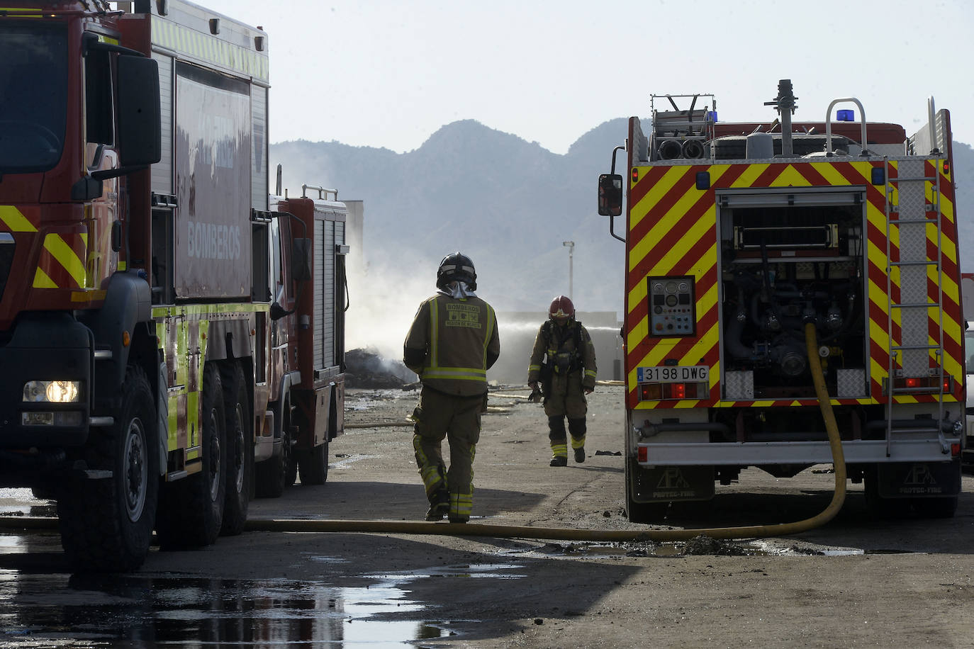 Fotos: Más de 50 coches, afectados por el incendio en un desguace de Molina de Segura