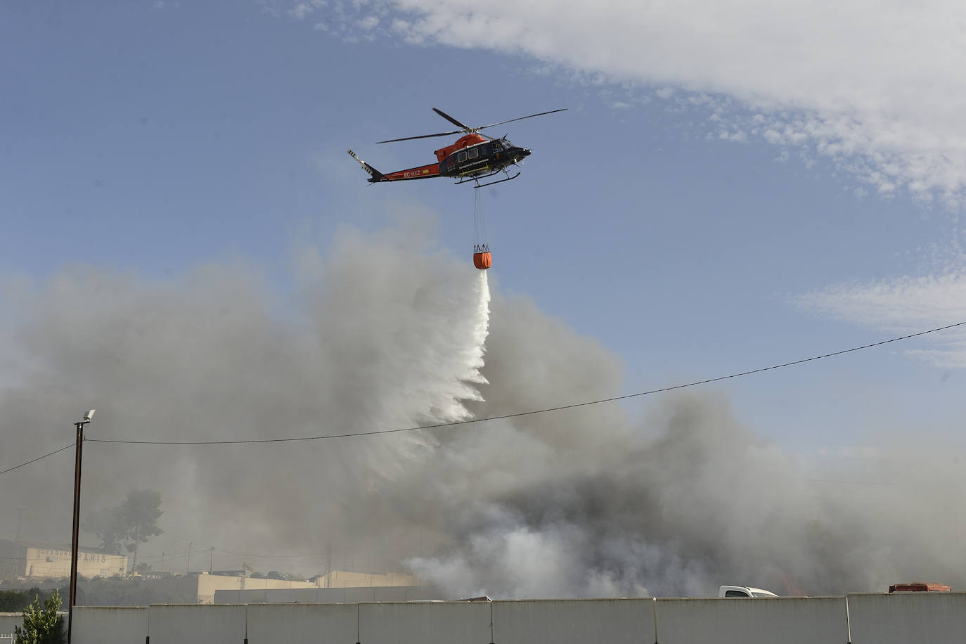 Fotos: Más de 50 coches, afectados por el incendio en un desguace de Molina de Segura