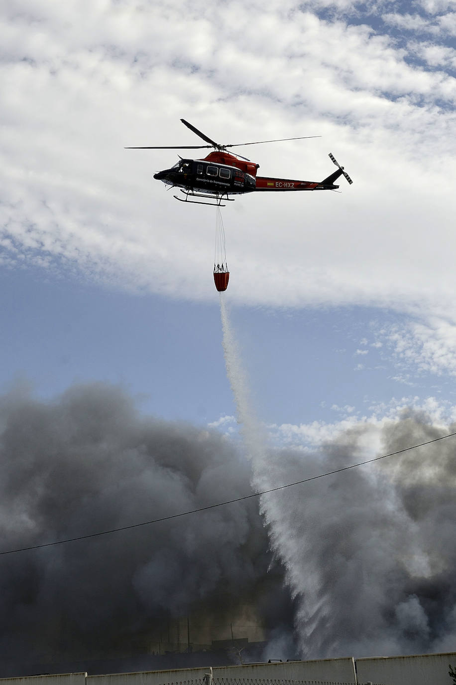 Fotos: Más de 50 coches, afectados por el incendio en un desguace de Molina de Segura