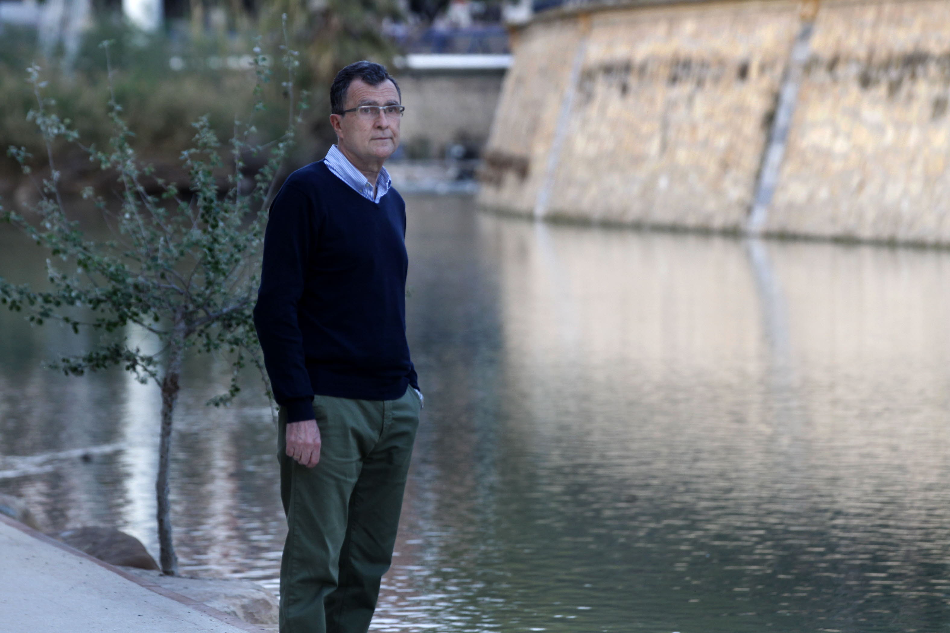 José Ballesta, junto al río Segura a su paso por Murcia. 