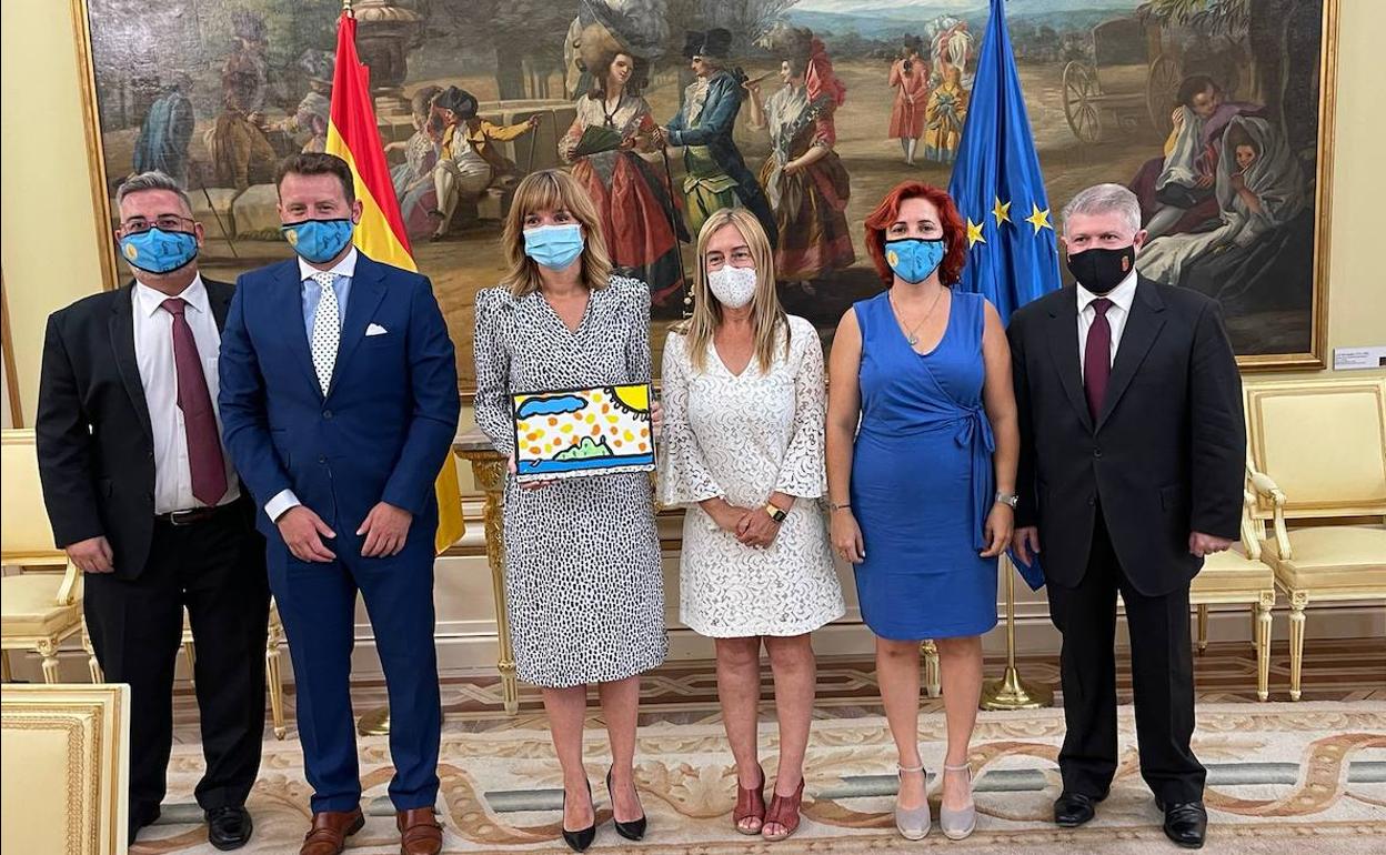 Una delegación del colegio Félix Rodríguez de la Fuente de Los Nietos visita a la nueva ministra de Educación