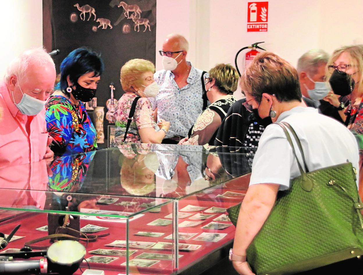 Asistentes a la muestra, el día de su inauguración. 