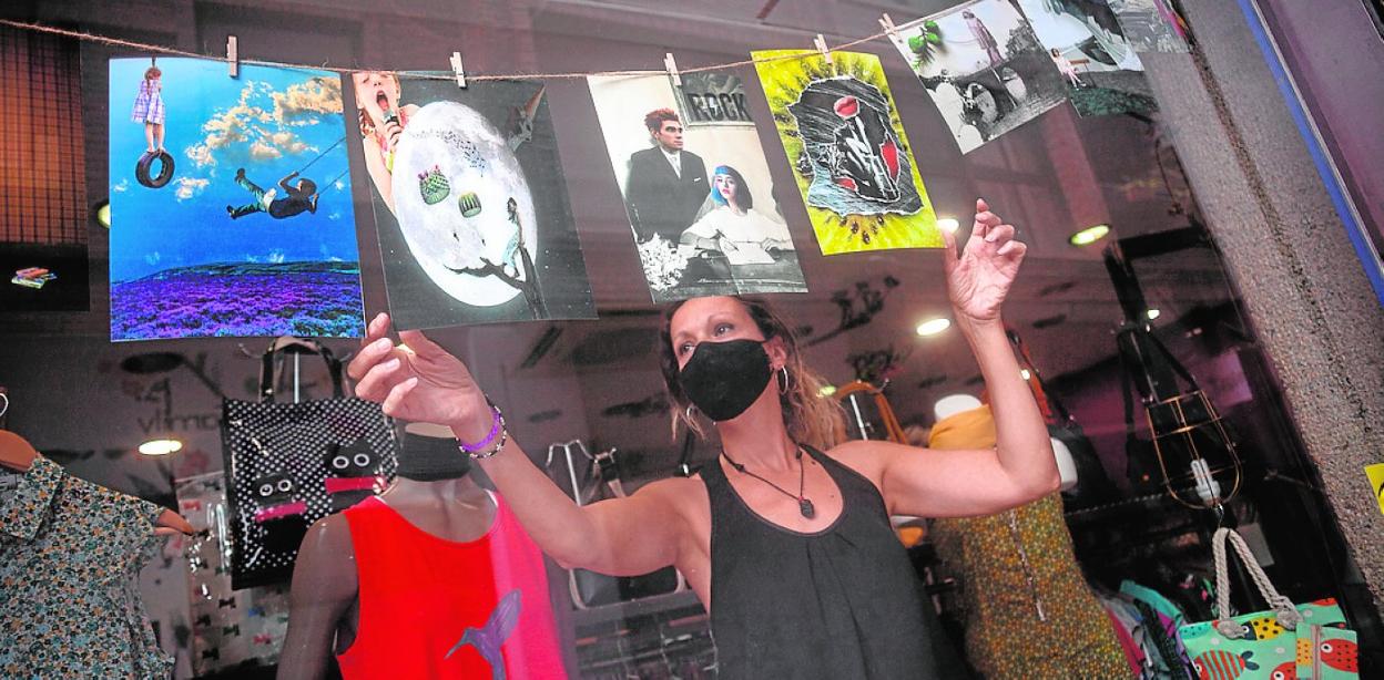 Ilustraciones en el escaparate de una de las tiendas de ropa del barrio de Santa Eulalia. 