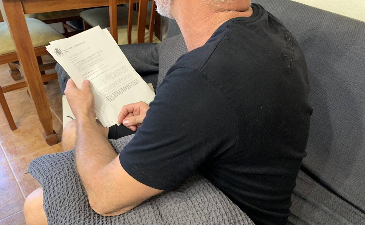 Foto de la víctima con la denuncia que ha presentado en la Guardia Civil. 