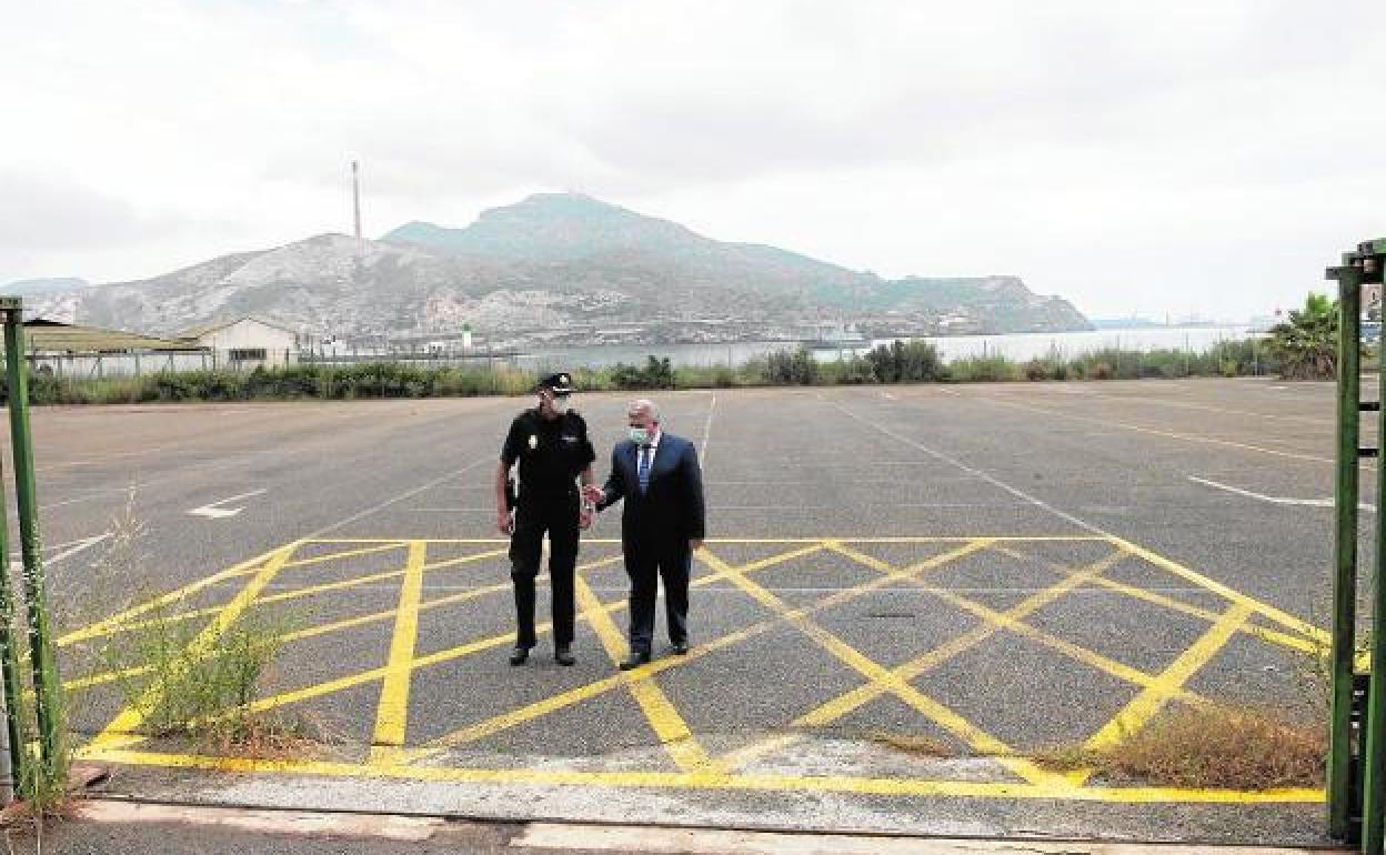 José Vélez y el jefe de la Policía Nacional de Cartagena en el antiguo Muelle del Carbón, donde estará el CATE, en una imagen de archivo. 