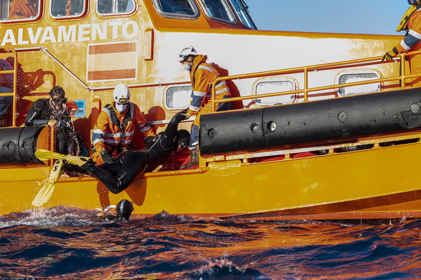 Fotos: Simulacro de un accidente de actividad subacuática en Cabo de Palos coordinado por Salvamento Marítimo