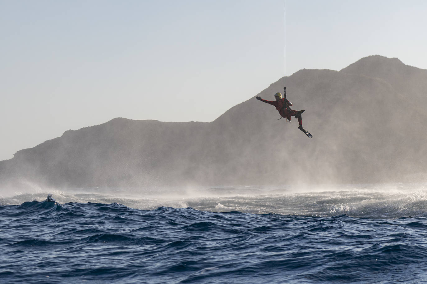 Fotos: Simulacro de un accidente de actividad subacuática en Cabo de Palos coordinado por Salvamento Marítimo