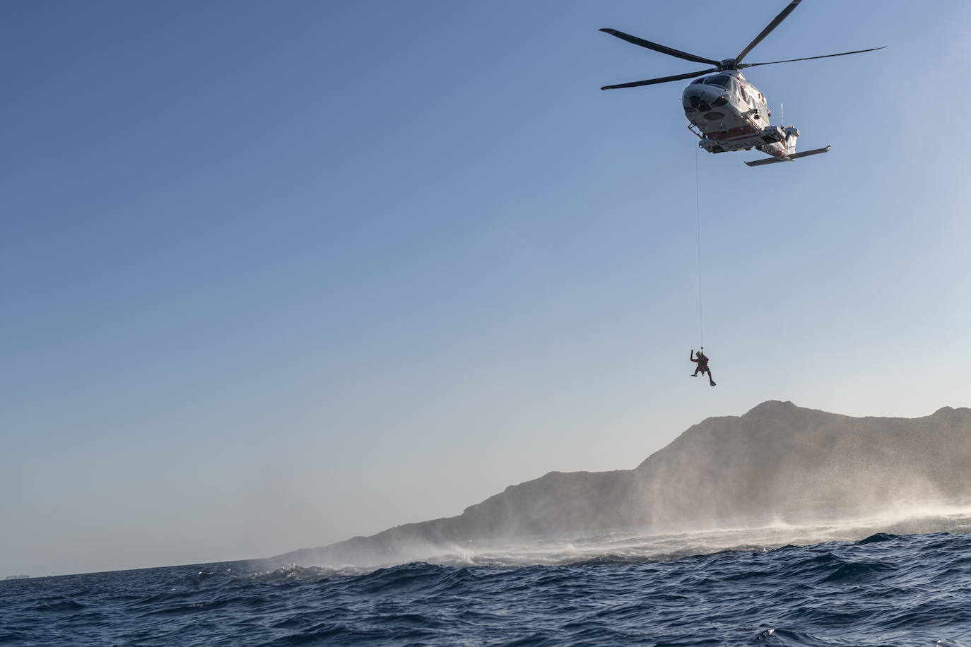 Fotos: Simulacro de un accidente de actividad subacuática en Cabo de Palos coordinado por Salvamento Marítimo