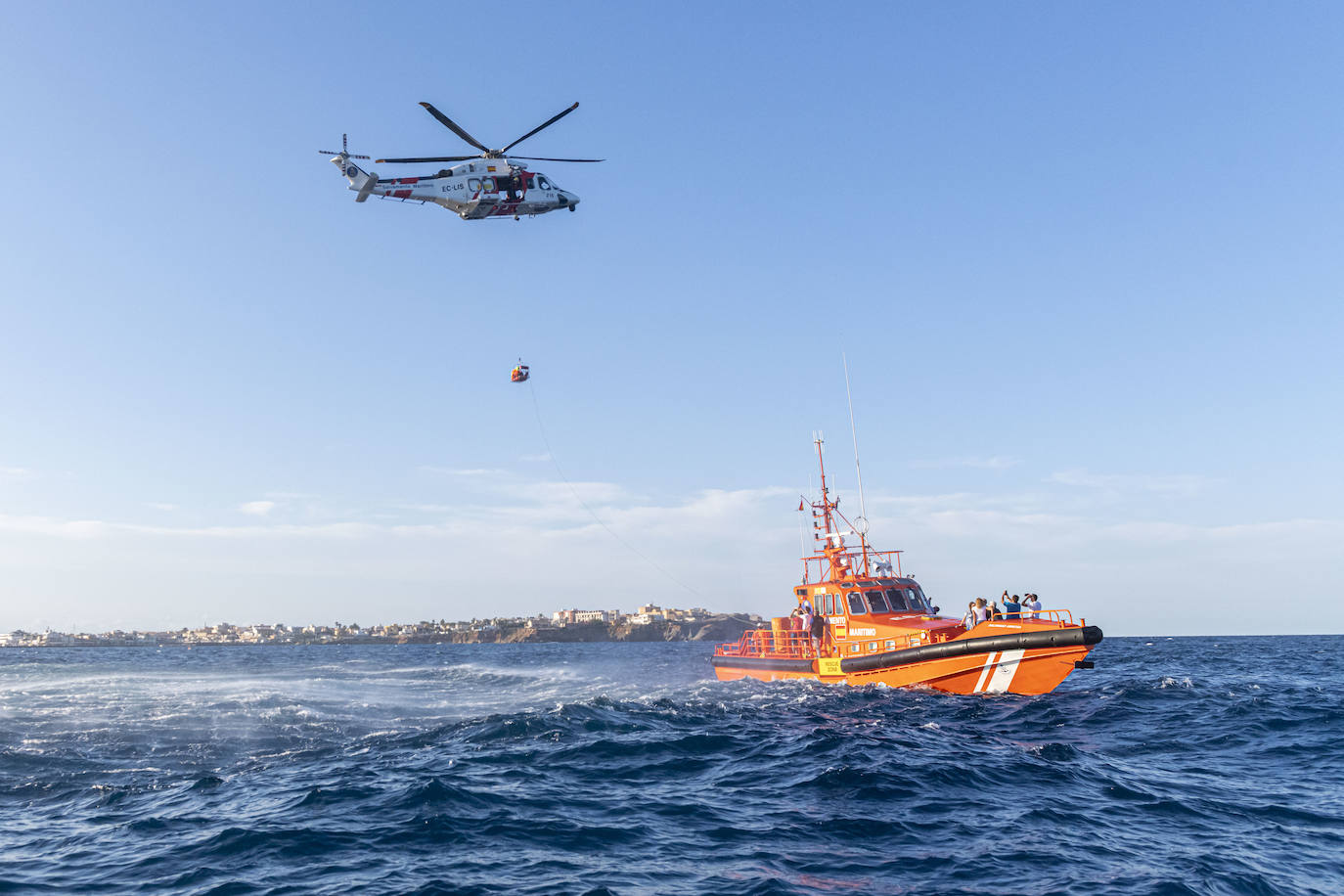 Fotos: Simulacro de un accidente de actividad subacuática en Cabo de Palos coordinado por Salvamento Marítimo