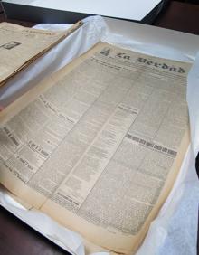 Imagen secundaria 2 - Un ejemplar de LA VERDAD. Rocío, bibliotecaria de la casa museo de Juan Ramón, mostrando el único ejemplar de LA VERDAD que se conserva en su archivo personal, del 2 de mayo de 1926. | Retratados en Madrid. Juan Guerrero, Zenobia Camprubí, la recitadora Dalia Íñiguez y Juan Ramón, en Madrid en 1934.