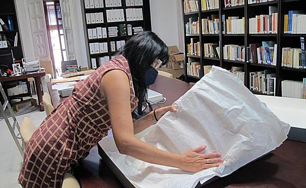 Imagen principal - Un ejemplar de LA VERDAD. Rocío, bibliotecaria de la casa museo de Juan Ramón, mostrando el único ejemplar de LA VERDAD que se conserva en su archivo personal, del 2 de mayo de 1926. | Retratados en Madrid. Juan Guerrero, Zenobia Camprubí, la recitadora Dalia Íñiguez y Juan Ramón, en Madrid en 1934.