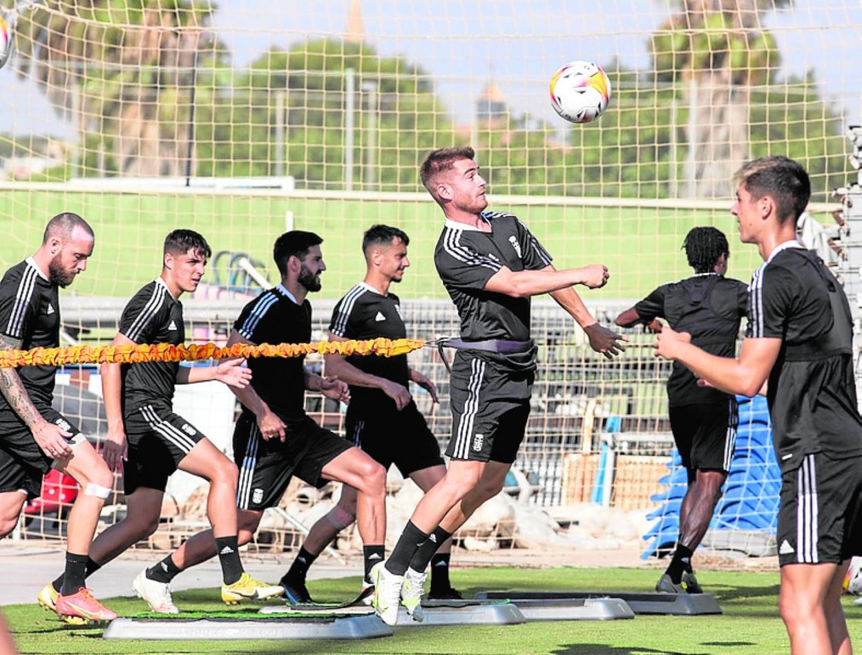 Cayarga remata de cabeza en un ejercicio de ayer. 