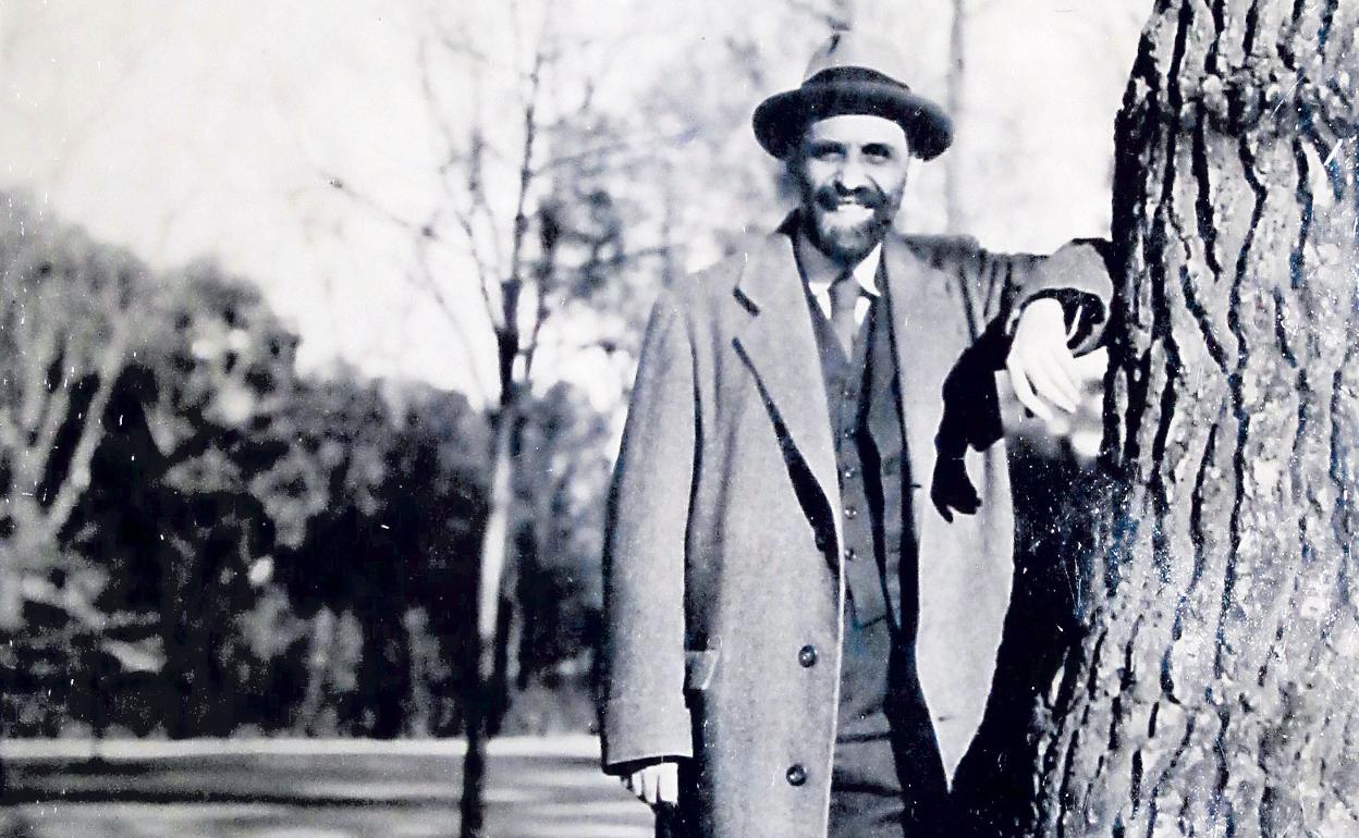 Detalle de la fotografía que el murciano Juan Guerrero Ruiz tomó a Juan Ramón Jiménez en el Retiro en 1934.