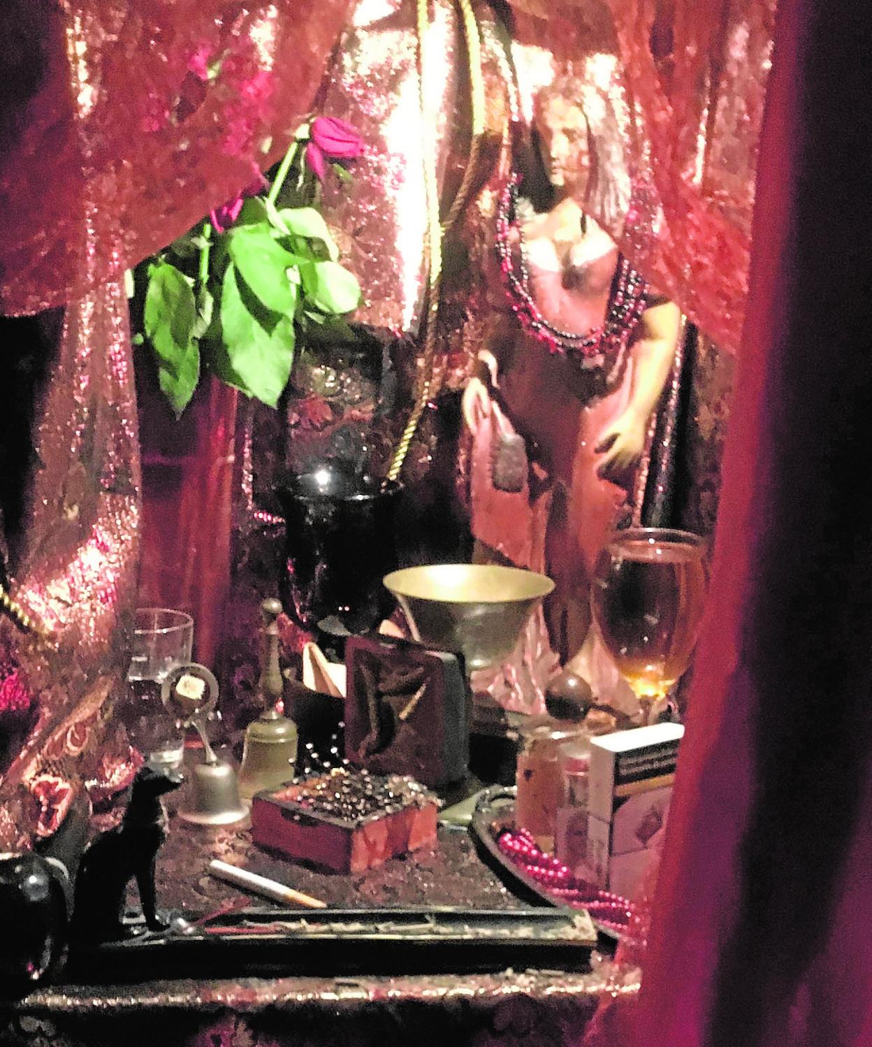 Altar para la magia negra del que disponía la organización en uno de los 'domicilios prostíbulo'. 