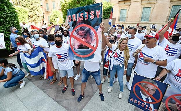 Manifestantes cubanos, este domingo, en La Glorieta de Murcia. 