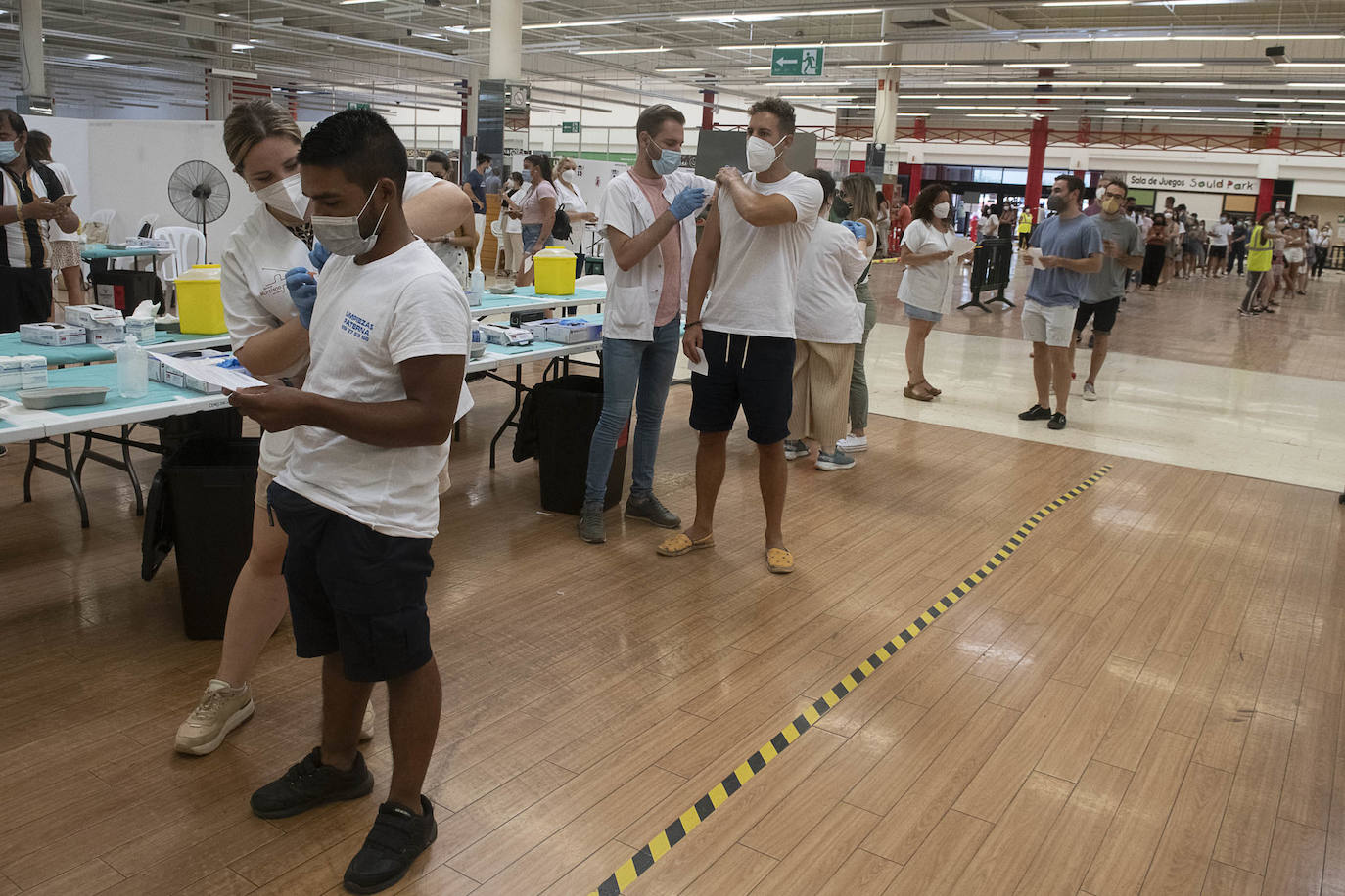 Fotos: La vacunación de jóvenes entre 20 y 30 años comienza a buen ritmo en Cartagena