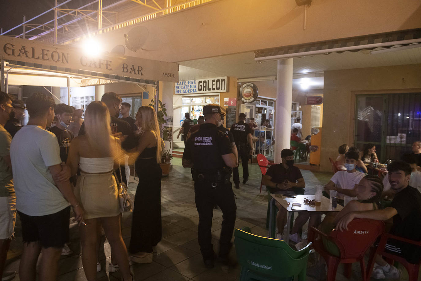 Fotos: Terrazas a rebosar en Cabo de Palos pese al aumento del dispositivo policial