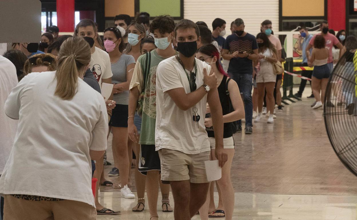 Vacunación de jóvenes de entre 20 y 29 años, este lunes, en Cartagena.