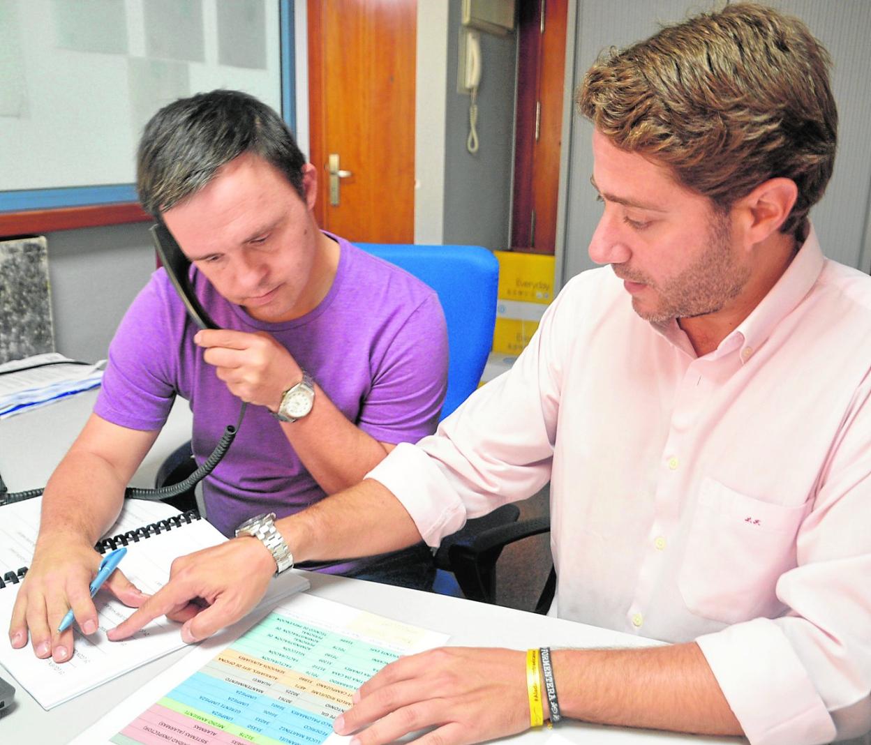 Un miembro de Fundown se forma para realizar labores de oficina.