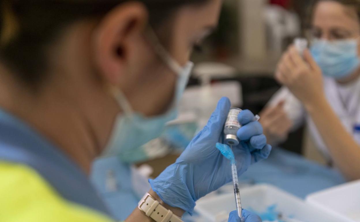 Sanitaria preparando una dosis de la vacuna contra la Covid-19, en una imagen de archivo. 