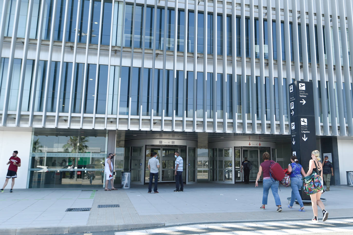 Fotos: El aeropuerto de la Región busca nuevas rutas con Madrid, Galicia, Francia y Alemania