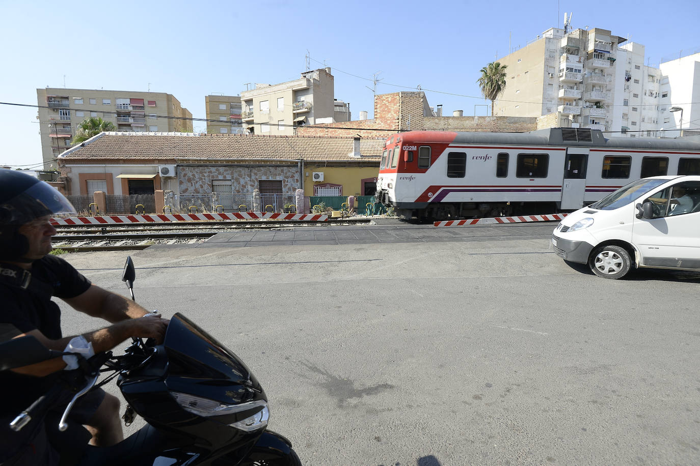 Fotos: Los Hacendados alzan la voz «tras meses» sin respuesta de Adif a su solución para las acequias de Barriomar