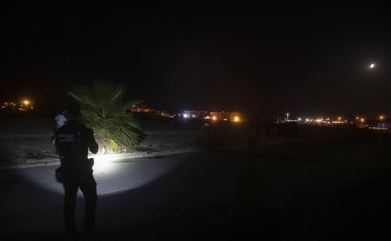 Inspección policial este fin de semana para intentar evitar aglomeraciones y botellones en Cabo de Palos.