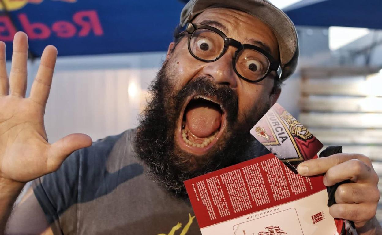El cómico Ignatius Farray haciendo su característico 'grito sordo' mientras posa con el abono del Real Murcia. 