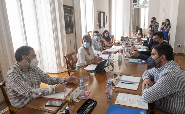 El director general del Agua, Sebastián Delgado, se dirige a los alcaldes, a Luengo y a altos cargos en el Foro. 