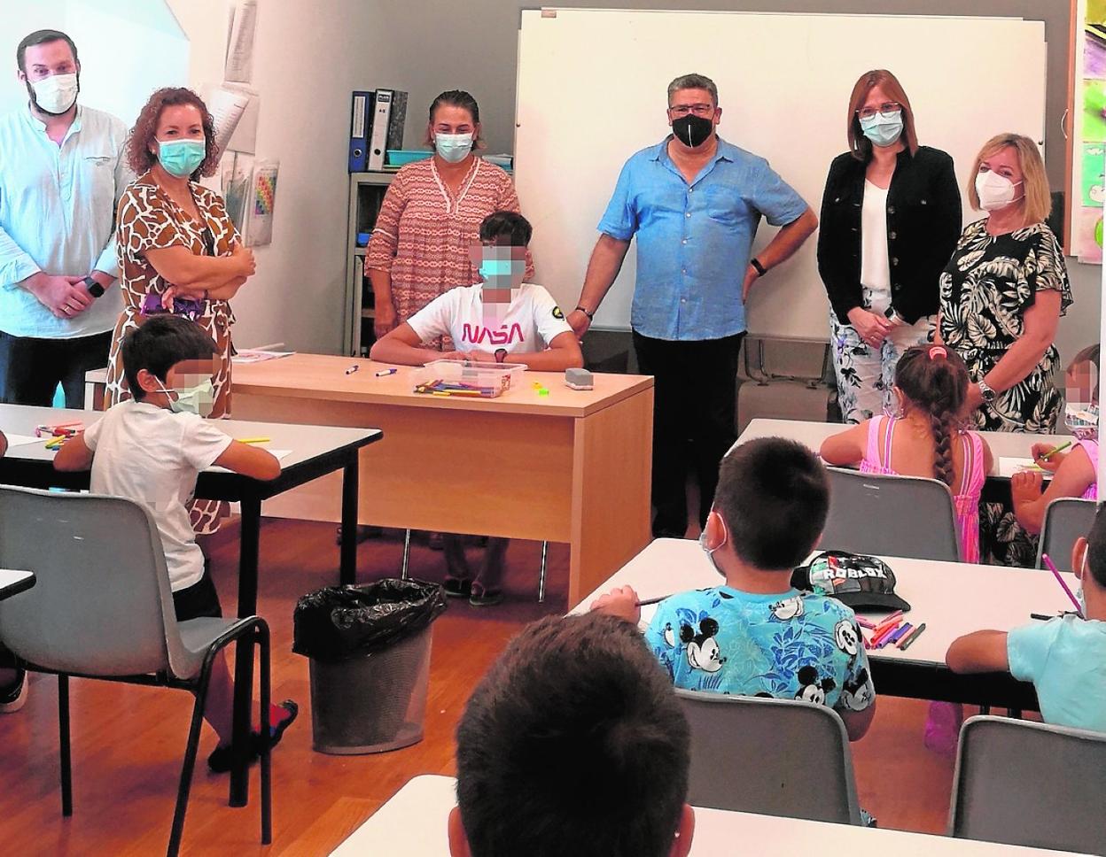 Isabel Franco, durante una visita a una escuela de verano dedicada a la comunidad gitana. 