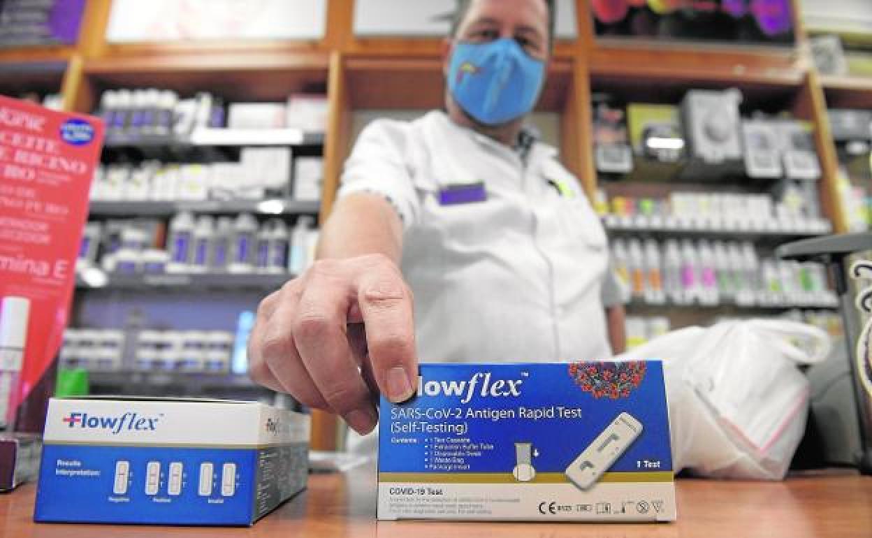 Un farmacéutico muestra una de las pruebas de autodiagnóstico de Covid que en los próximos días se podrá comprar sin receta en la Región. 