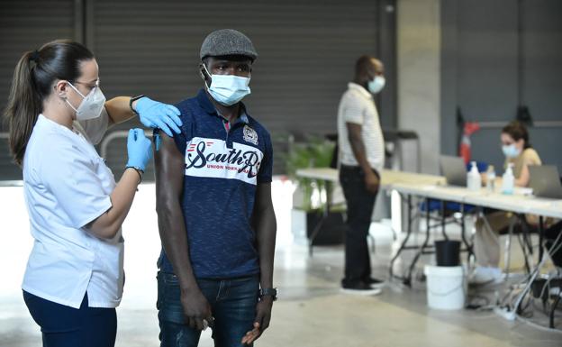 Galería. Vacunación de trabajadores del campo en el estadio Enrique Roca. 