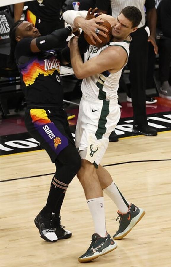 Uno de los grandes protagonistas de la final, Brook Lopez y Jae Crowder luchan por el balón durante el primer cuarto.