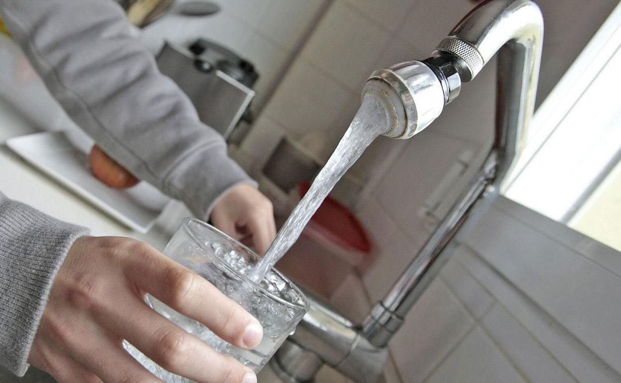 Agua del grifo.