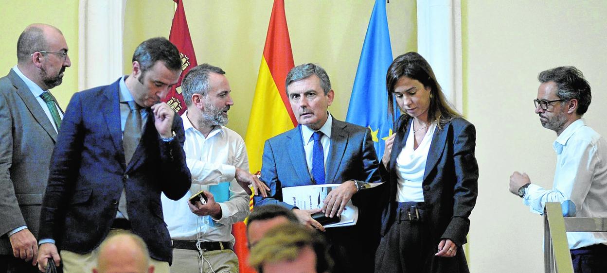 Pedro Saura e Isabel Pardo, durante la visita que hizo el exministro Ábalos a Murcia en septiembre de 2018. A su lado, Alfredo Rodríguez y Juan Tébar (Adif). 