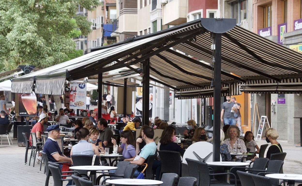 Imagen de archivo de una terraza en el centro de Murcia. 