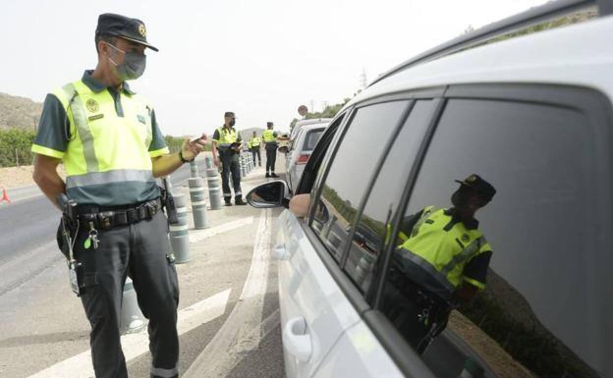 Un agente durante un control de velocidad, en una imagen de archivo.