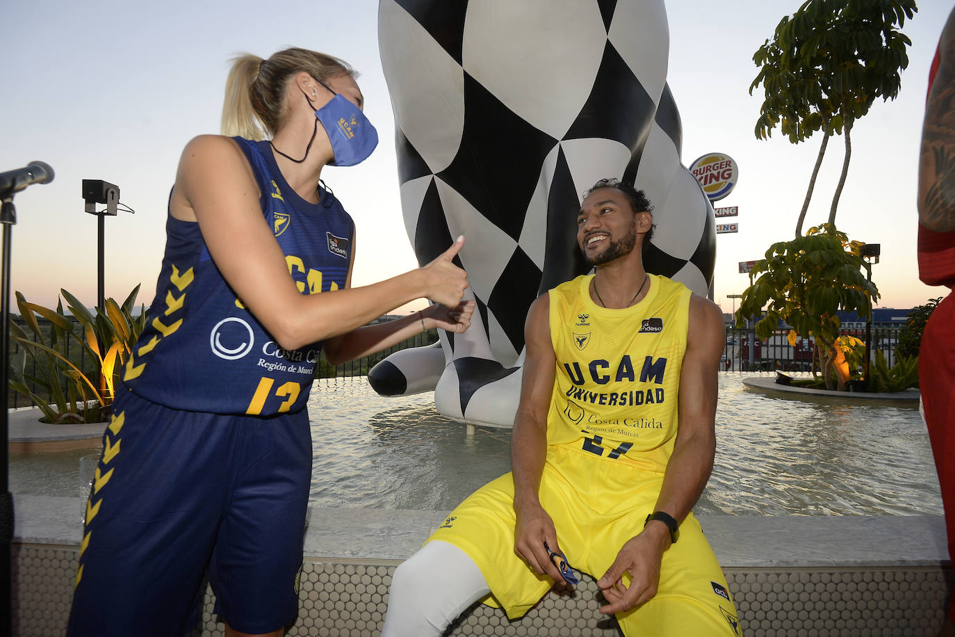 Fotos: Azul y amarillo para la temporada 2021-22 del UCAM