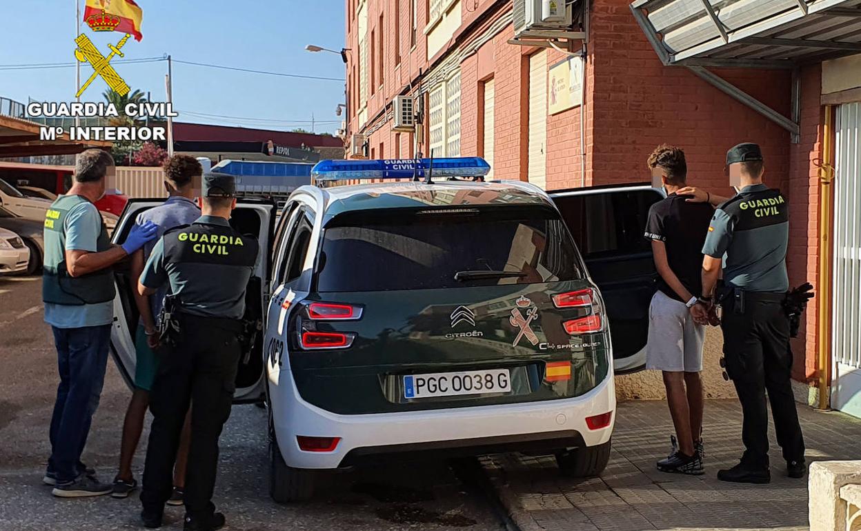 La Guardia Civil detiene a los presuntos autores de los hechos.