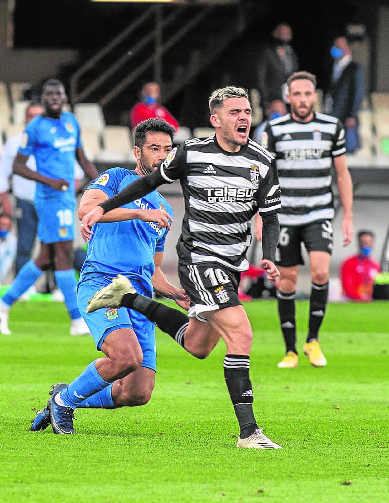 Cristóbal, del Fuenlabrada, comete falta sobre Gallar. 